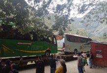 Trasladan dos buses del consorcio San Antonio de Torontoy a Machupicchu