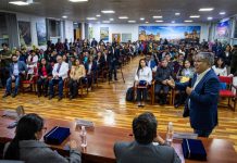 Entregan resoluciones de nombramiento a 56 trabajadores de la salud