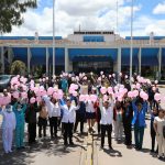 Pacientes y personal de EsSalud Cusco se unieron para formar el gran lazo rosado por la vida