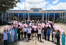 Pacientes y personal de EsSalud Cusco se unieron para formar el gran lazo rosado por la vida