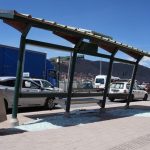 Irresponsable conductor de un vehículo de carga atenta a un paradero en la Vía Expresa