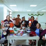Adultos mayores en Wanchaq viven La Navidad creativa y acogedora a talleres de manualidades