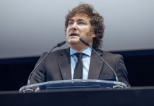 Documento en móvil de empresario revela un presunto acuerdo de 5 millones dólares con Javier Milei por apoyo a la criptomoneda $LIBRA