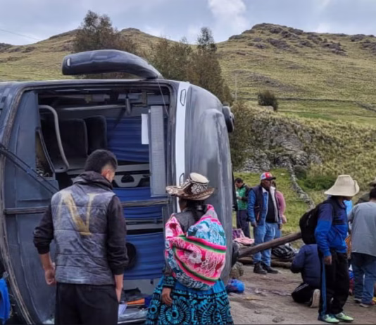 Cusco: Una mujer murió y 39 personas resultaron heridas tras despiste y volcadura de bus en Chumbivilcas
