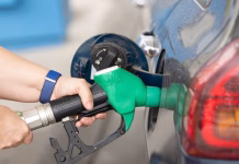Estados Unidos autoriza temporalmente la venta de petróleo iraní varado en el mar