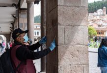Celebraciones del carnaval en la plaza mayor a dejado daños irreversibles en muros incas