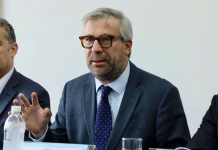 ¿Cuáles son las irregularidades ocurridas durante el proceso electoral que llevaron a la renuncia de Piero Corvetto?