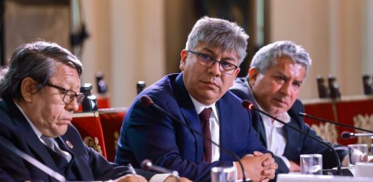 Gobernador cuestiona las elecciones generales que ponen en duda de la legitimidad