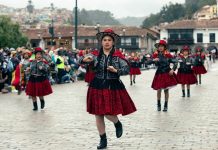 Trabajadores del Centro Comercial El Molino ayer presentaron pasacalle por los 25 años