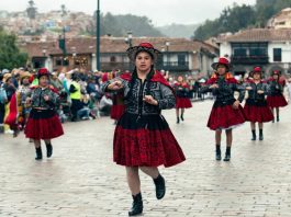 Trabajadores del Centro Comercial El Molino ayer presentaron pasacalle por los 25 años