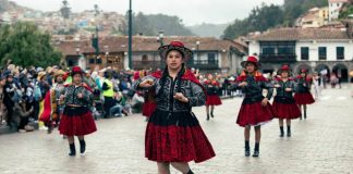 Trabajadores del Centro Comercial El Molino ayer presentaron pasacalle por los 25 años
