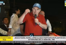 Rafael López Aliaga realizó protesta en los exteriores del JNE para denunciar irregularidades en el proceso electoral